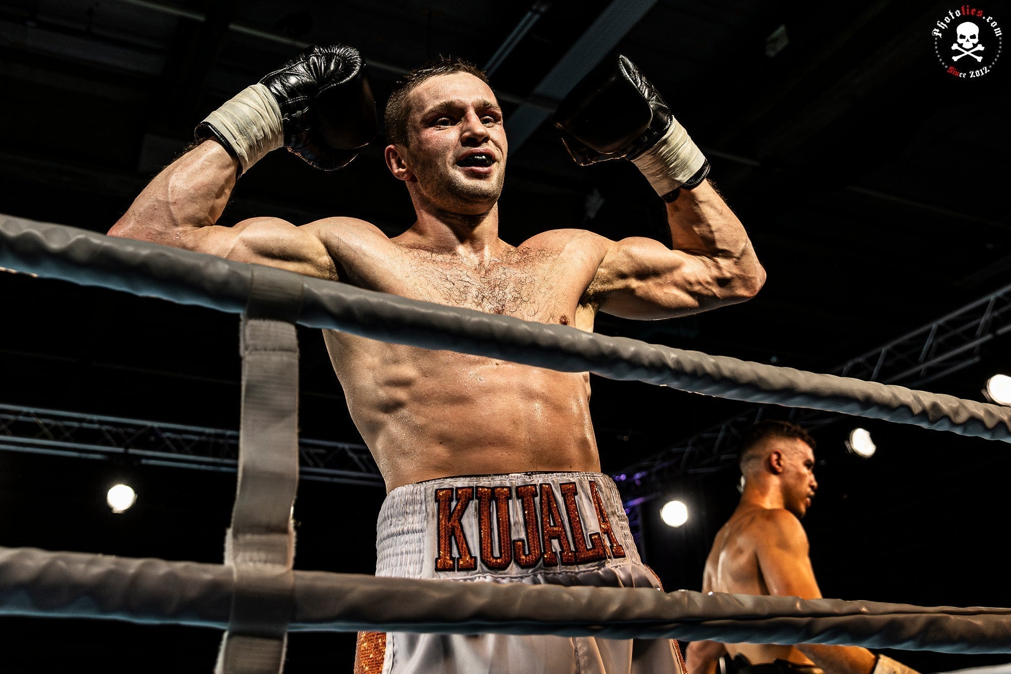 Ammattinyrkkeilijä Ilari Kujala